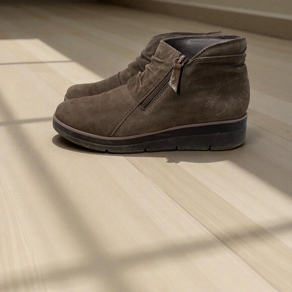 Clarks Shaylin Up Women's Taupe Suede Side Zip Ankle Boots Wedge Heel Sz 9.5D - Picture 9 of 9